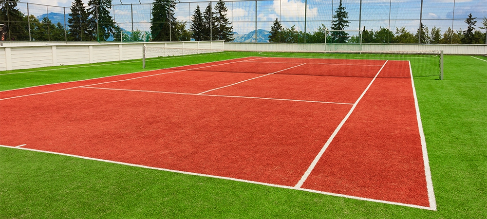 Synthetic outdoor tennis court in red and green